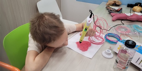 Powiększ grafikę: dziewczynka przygotowuje wykorzystując długopis 3D serce dla babci