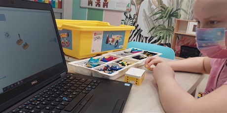 Powiększ grafikę: Chłopiec układa klocki Lego Education