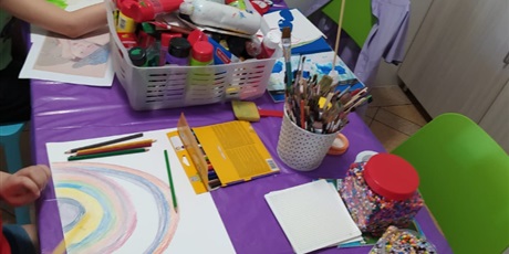 Powiększ grafikę: Dzieci malują farbami