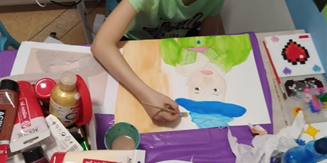 Powiększ grafikę: Dziewczynka maluje farbami